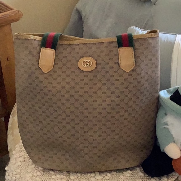 Gucci Handbags - Gorgeous Gucci Vintage Tote ❤️❤️💚